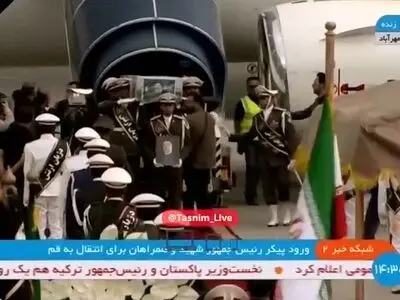 ورود پیکر رئیس‌جمهور شهید و همراهان به فرودگاه مهرآباد برای انتقال به قم + فیلم