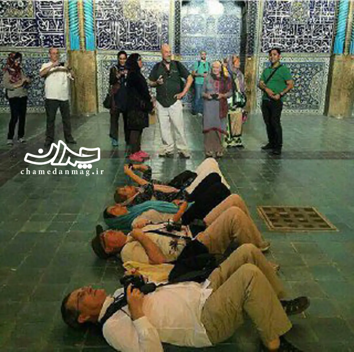 صحنه‌ای جالب در مسجد تاریخی ایران؛ توریست‌های خارجی که روی زمین دراز کشیده‌اند!