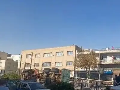 مصدومیت دو کارگر راننده در کرج بر اثر سقوط تابلو تبلیغاتی