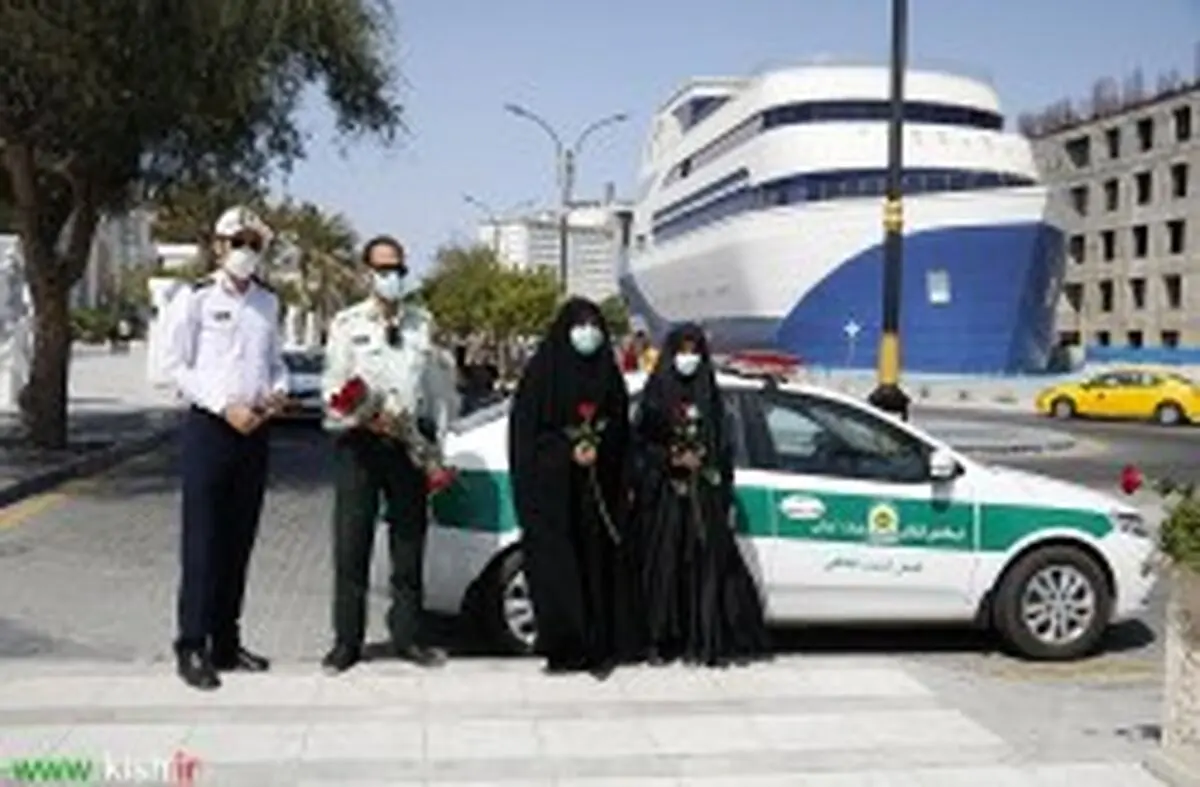 نیروی انتظامی و اهدای ۱۱۰ شاخه گل به زنان در جشن نیمه شعبان