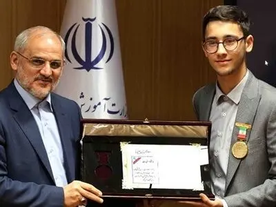 اهدای نشان سفیر مدرسه‌سازی به آرین غلامی