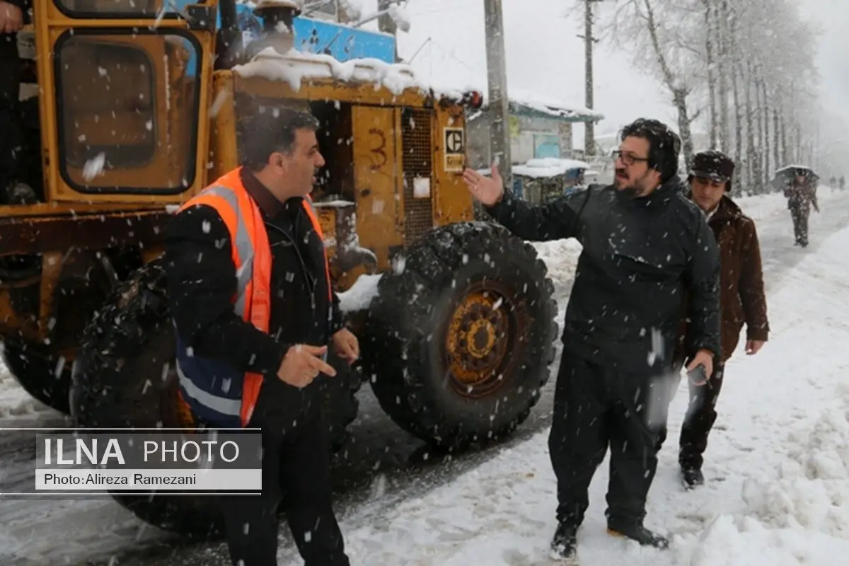 ادامه عملیات پاکسازی معابر شهر لاهیجان توسط شهرداری 