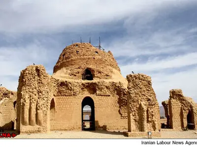 کاخ ساسانی سروستان، نم گرفته است
