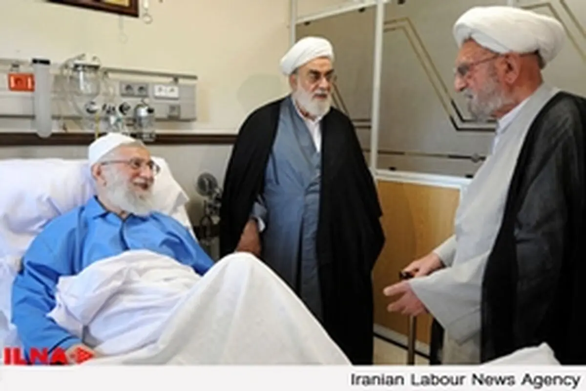 آیت‌الله امینی و جمعی از نمایندگان ولی فقیه و مراجع تقلید از رهبر انقلاب عیادت کردند