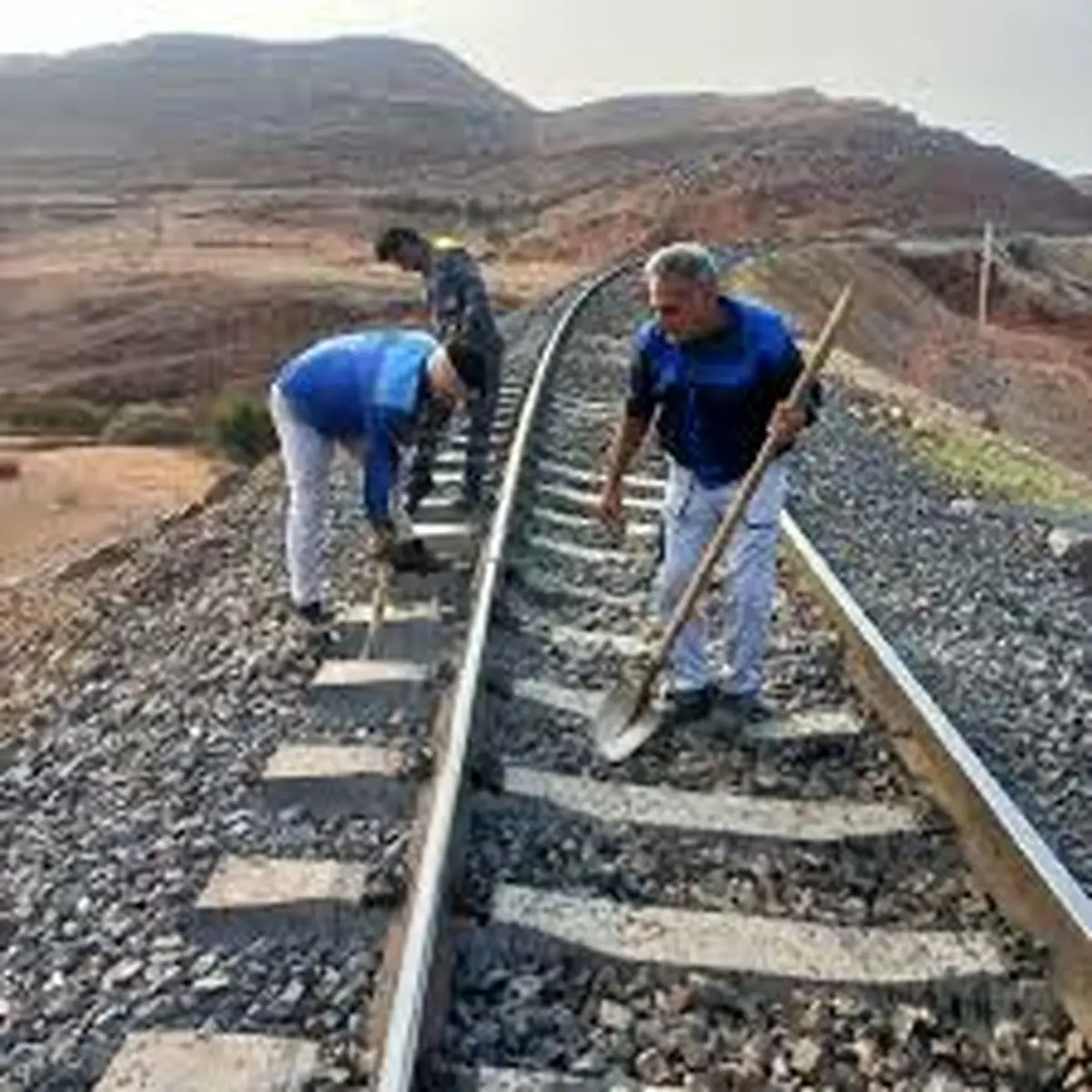ادامه اعتراض کارگران ابنیه فنی تراورس لرستان / با حقوق ۱۶ میلیون تومانی نمی‌توانیم حق بیمه تکمیلی بپردازیم