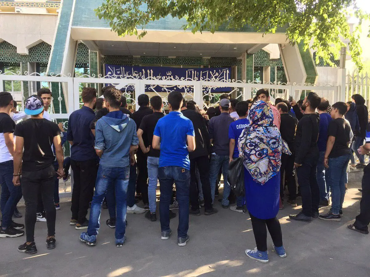 تشویق هواداران اصفهانی استقلال در محل هتل شاگردان استراماچونی(ویدیو)