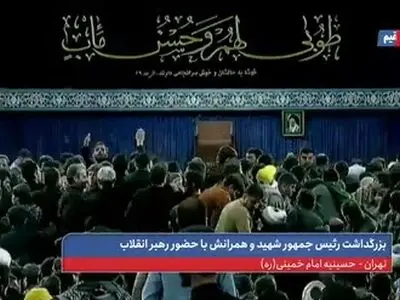 لحظۀ ورود رهبر انقلاب به مراسم بزرگداشت رئیس‌جمهور شهید و همراهان + فیلم