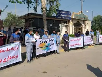 تجمع کارگران معترض و اخراجی اداره کل بنادر و دریانوردی خوزستان مقابل فرمانداری بندر ماهشهر/کارگران: در سال جهش تولید، هم حقمان را ندادند هم اخراجمان کردند