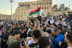 اعتراض گسترده کارگران و دانشجویان لیبی به قطع سراسری برق/ معترضان جاده‌ها را بستند و نهادهای دولتی را تعطیل کردند