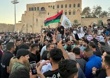 اعتراض گسترده کارگران و دانشجویان لیبی به قطع سراسری برق/ معترضان جاده‌ها را بستند و نهادهای دولتی را تعطیل کردند