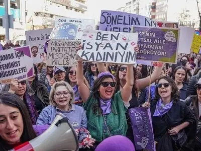 بازداشت ۲۰۰ تن در استانبول طی تظاهرات روز جهانی زن