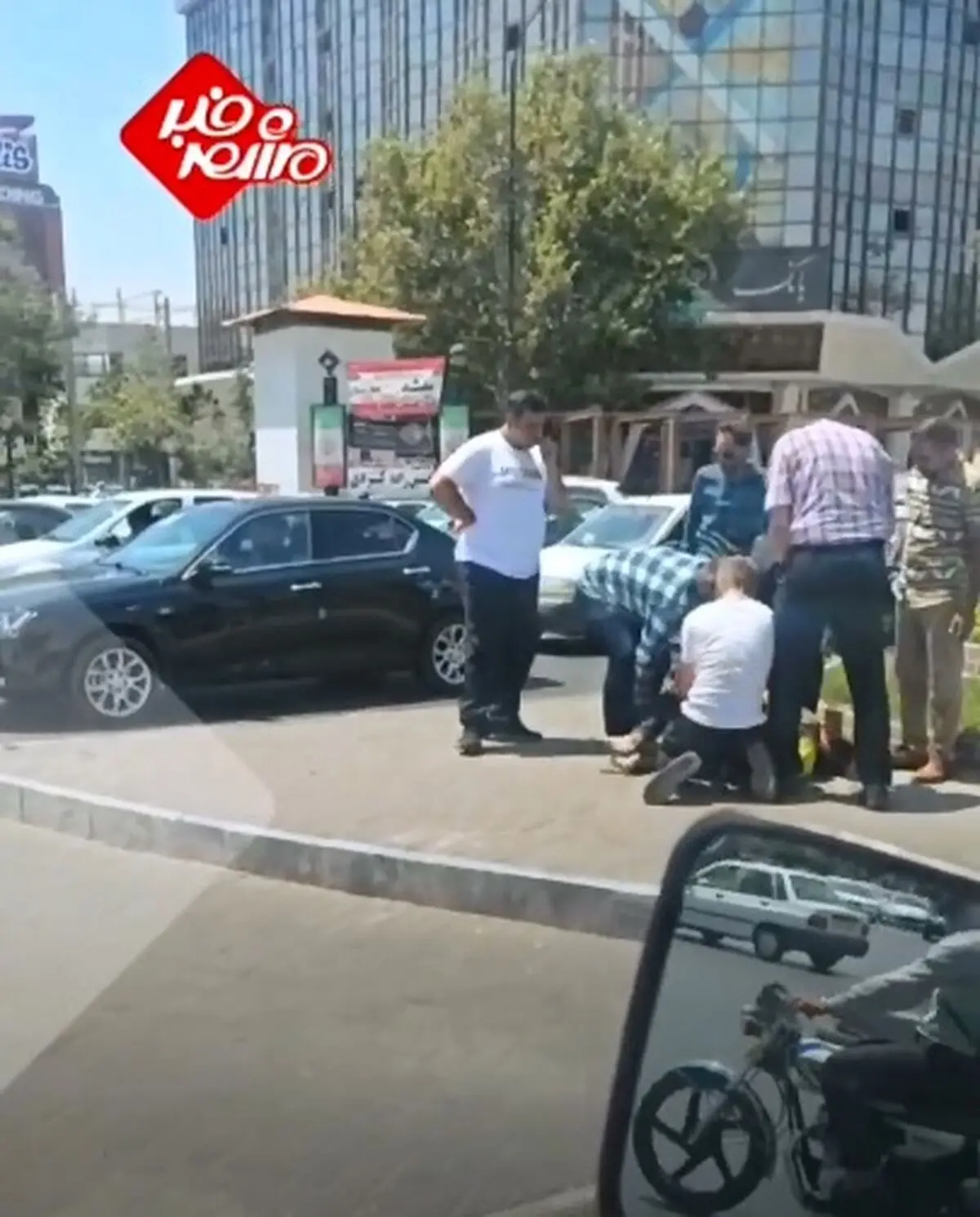 دستگیری موبایل‌ قاپ توسط مردم در چهار راه طالقانی مشهد + فیلم