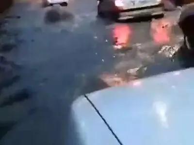 زیرگذر ۵ مردادِ تبریز بعد از بارندگی امشب شبیه استخر شد + فیلم