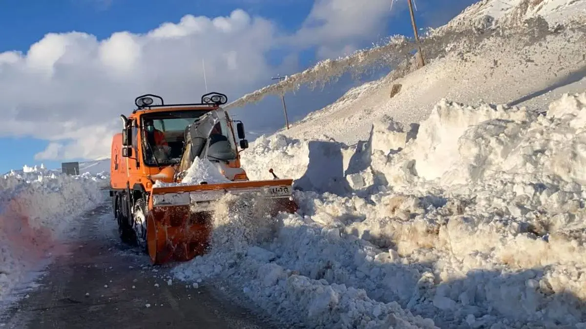 آماده‌باش بیش از ۸۰۰ راهدار فارس در عملیات راهداری زمستانی