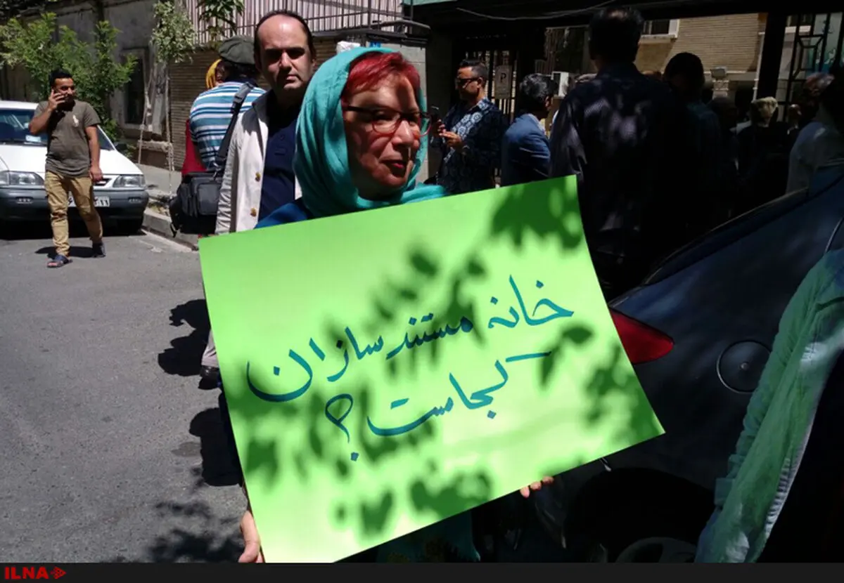 برخی به اشتباه می‌خواهند راه غلط شمقدری را بروند/مداخله نیروی انتظامی/تجمع‌ دیگری مقابل ارشاد در راه است+عکس و فیلم