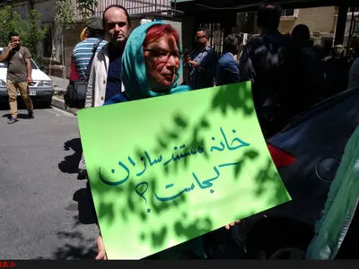 برخی به اشتباه می‌خواهند راه غلط شمقدری را بروند/مداخله نیروی انتظامی/تجمع‌ دیگری مقابل ارشاد در راه است+عکس و فیلم
