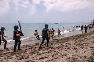 برخورد غیرمنتظرانه پلیس مراکش با مهاجر پشیمان+ فیلم