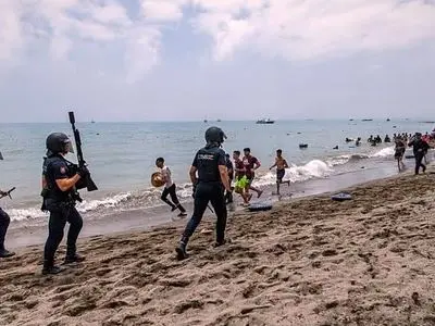 برخورد غیرمنتظرانه پلیس مراکش با مهاجر پشیمان+ فیلم