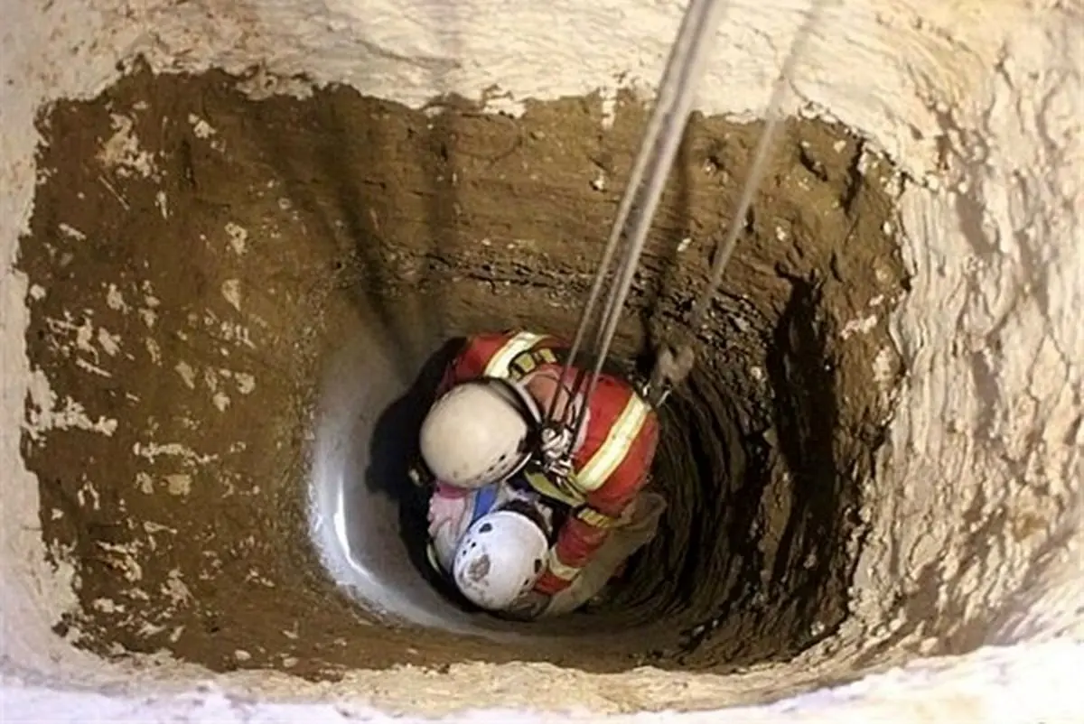 نجات جان یک کارگر چاهکن از عمق چاه 