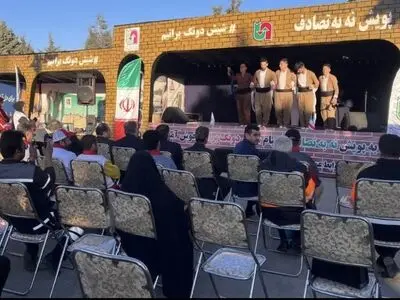 استقبال مسافران نوروزی البرز از  پویش «نه به تصادف با پیام شیش دونگ برانیم»