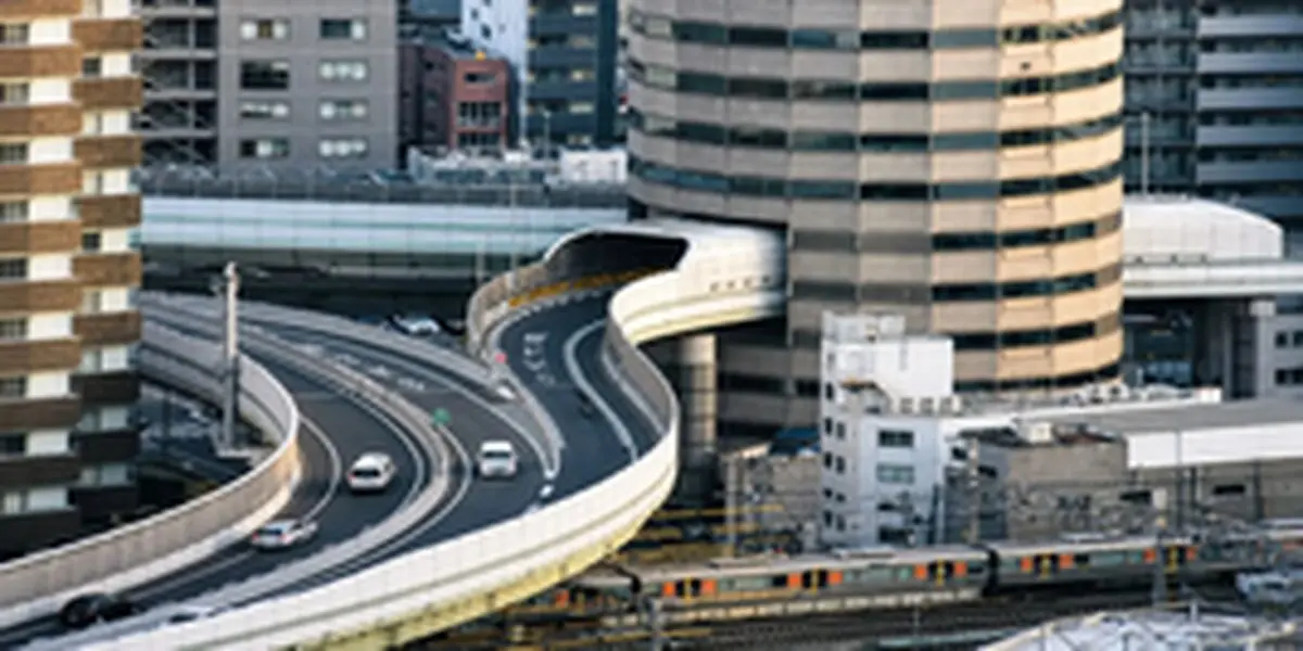 ژاپنی‌ها نتوانستند بزرگراه را جابه‌جا کنند و آن را از دل یک ساختمان عبور دهند! +عکس