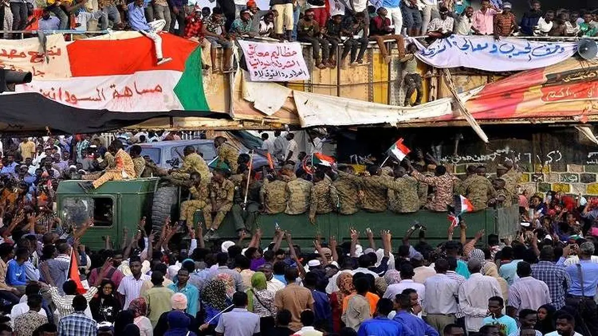 السودان.. محاولة لفض الاعتصام أمام مقر الجیش