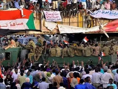 السودان.. محاولة لفض الاعتصام أمام مقر الجیش