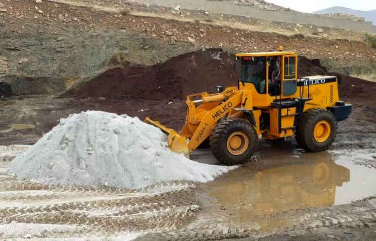 آمادگی برای راهداری زمستانی با حمل و ذخیره ۴ هزار تن نمک در آذربایجان غربی