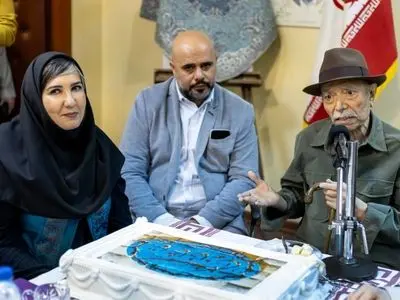 علی نصیریان نشان سنگلج را به هادی مرزبان اهدا کرد