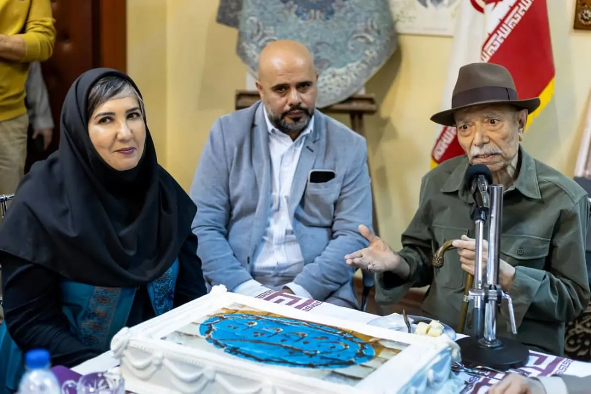 علی نصیریان نشان سنگلج را به هادی مرزبان اهدا کرد