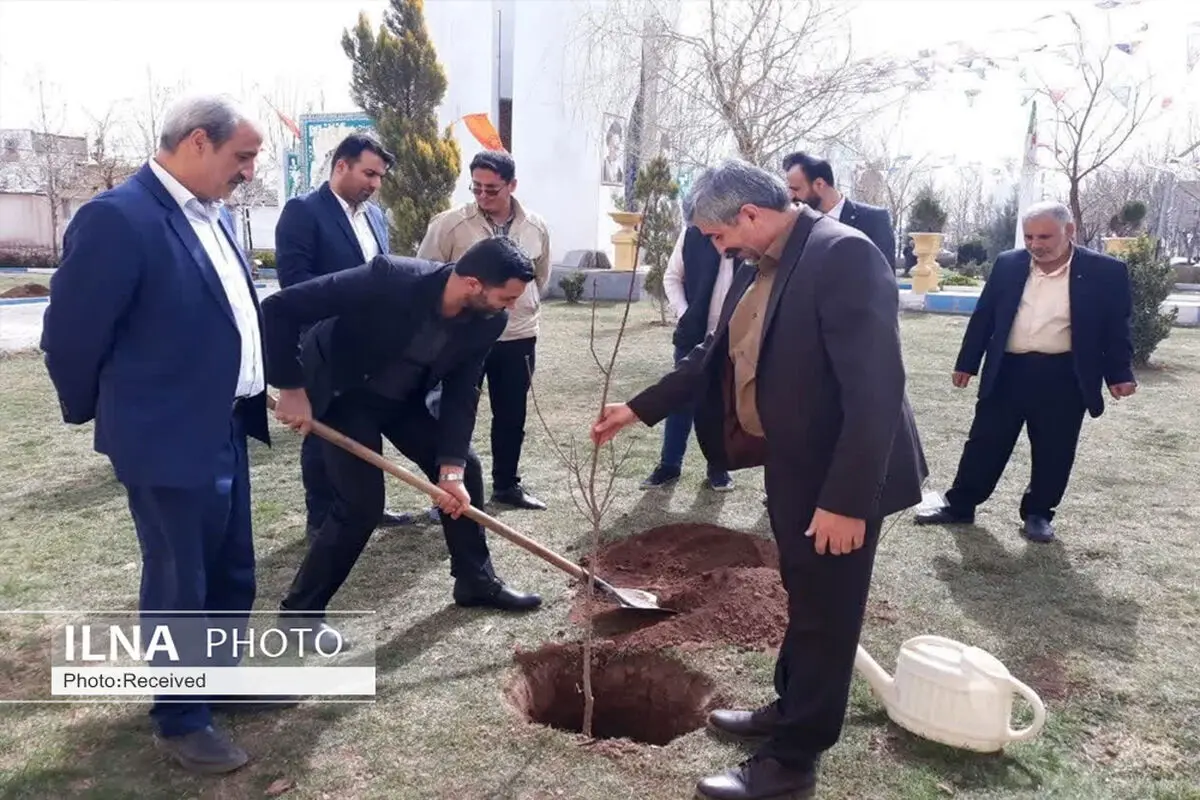 ۲۰ نهال به نیت شهدای محمودآباد نمونه غرس شد