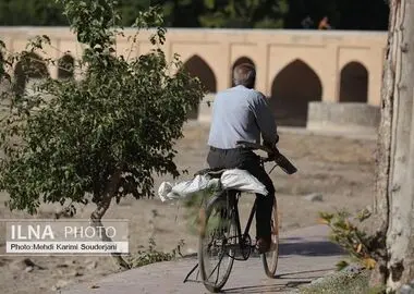 خشکی زاینده‌ رود به دلیل سوء مدیریت ۲۰ ساله است