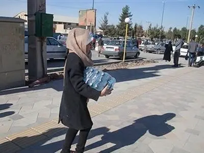 توزیع آب بسته‌بندی میان زلزله‌زدگان    