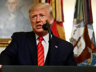 ترامب: لو اجتاز المتظاهرون جدار البیت الأبیض لواجهوا الکلاب الأکثر شراسة