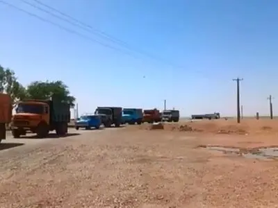 صف های طویل و معطلی کامیون داران حامل گندم جلوی سیلوهای بخش دشت عباس شهرستان دهلران به علت قطعی برق + فیلم