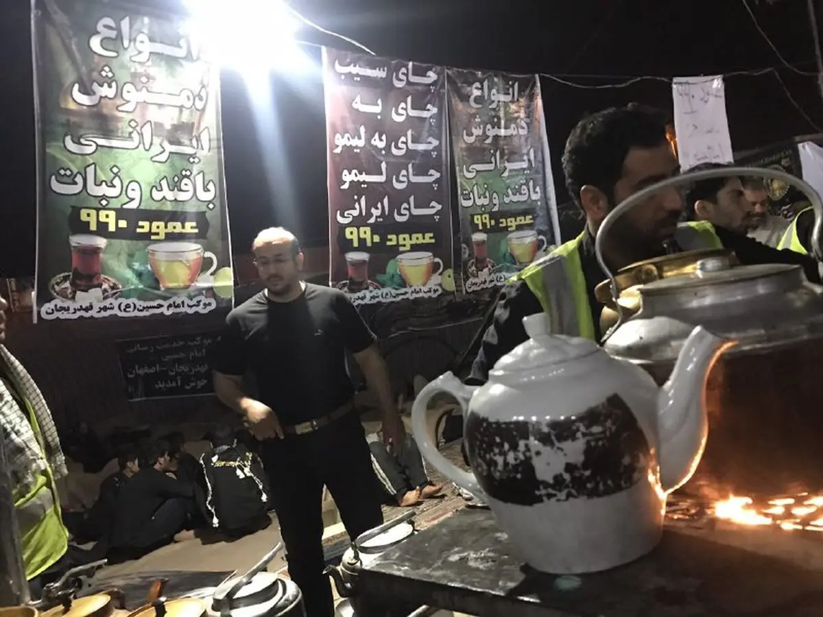 خدمت‌رسانی ماموران شهرداری ۳ استان در مسیر نجف به کربلا/ نصب تصاویر سردار سلیمانی و شهید حججی روی موکب‌ها