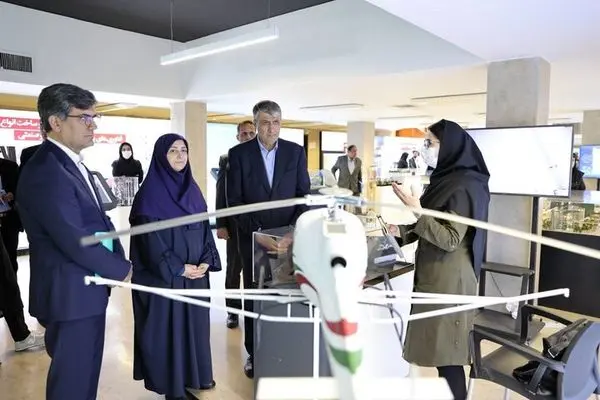 بازدید رئیس سازمان حفاظت محیط زیست از نمایشگاه دستاوردهای صنعت هسته‌ای