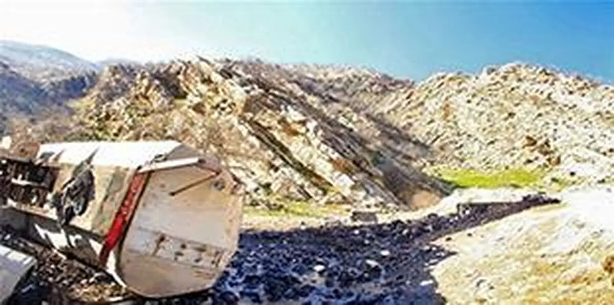واژگونی تریلر نفتکش درپلدختر/ وارد شدن مواد نفتی به رودخانه‌های اطراف