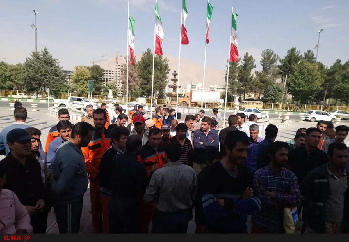 اعتراض کارگران شهرداری کرمانشاه مقابل ساختمان استانداری/عضو شورای شهر: معوقات به‌زودی پرداخت می‌شود