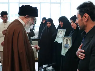 دیدار خانواده‌های دو شهید حوادث خیابان پاسداران با رهبر انقلاب