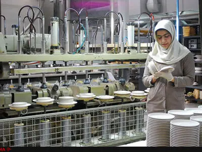 انتقاد کارگرانِ «چینی زرین ایران» از معرفی به بیمه بیکاری/ روابط عمومی: هفته‌های آینده همه کارگران به کار بازمی‌گردند