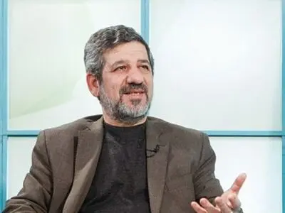در ایران پدرخوانده‌ها به جای احزاب در پشت‌ پرده تصمیمات هستند/ جریان اصولگرا تمایل زیادی به مخفی‌کاری دارد/ لاریجانی و روحانی تا عبور از شرایط پس از طوفان، چراغ خاموش حرکت می‌کنند