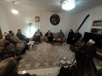 دیدار رئیس سازمان عقیدتی سیاسی ارتش با خانواده شهید حسین زاده