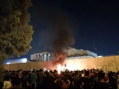 اقدام برخی عناصر آشوبگر به آتش زدن دیوار کنسولگری ایران در کربلا 