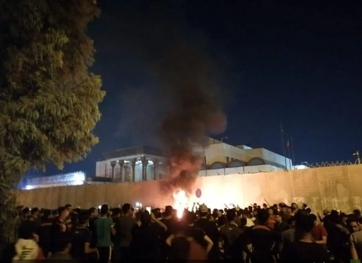اقدام برخی عناصر آشوبگر به آتش زدن دیوار کنسولگری ایران در کربلا 