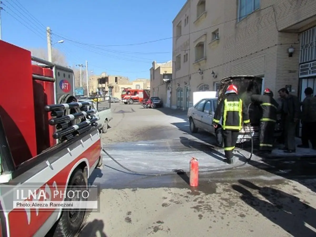 مهار حریق خودرو  پژو توسط آتش نشانان کاشان