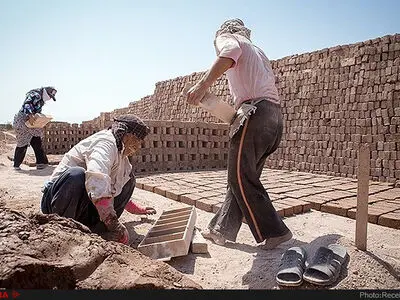 نداریِ کارگران کوره‌پزخانه‌ در مستند «آجر پزان»/ کارگران پیرانشهری روزگار تلخی را سپری می‌کنند