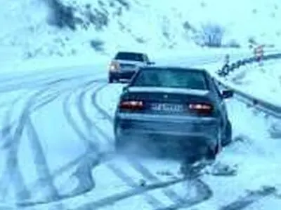 لغزندگی جاده‌های آذربایجان غربی/رانندگان برای تردد در گردنه های برفگیر استان زنجیر چرخ همراه داشته باشند