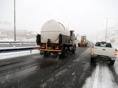 فعالیت شبانه‌روزی نیروهای خدمات‌شهری تبریز برای مدیریت بارش‌های زمستانی