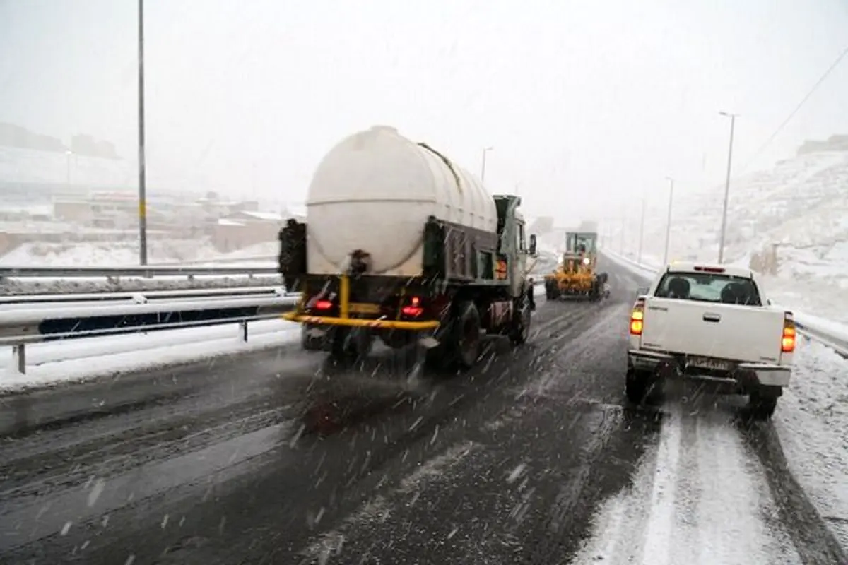 فعالیت شبانه‌روزی نیروهای خدمات‌شهری تبریز برای مدیریت بارش‌های زمستانی